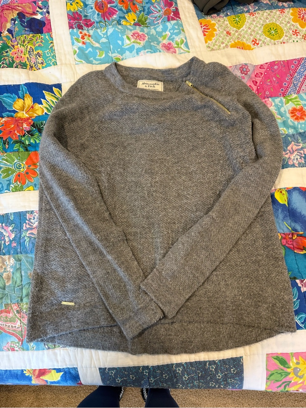 Abercrombie & Fitch Gray Knit Sweater